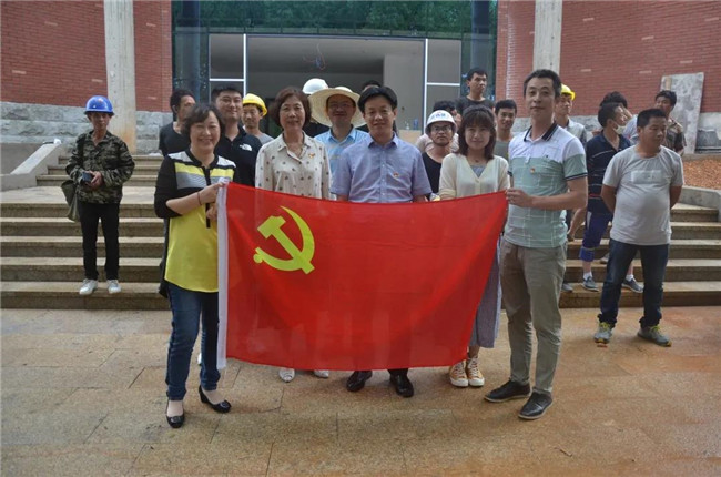 炎炎夏日送清涼，點(diǎn)滴關(guān)懷暖人心——城投集團(tuán)各黨支部開展“送清涼”慰問一線員工活動