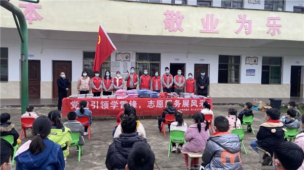 市城投集團(tuán)開展“黨建引領(lǐng)學(xué)雷鋒，志愿服務(wù)展風(fēng)采”送溫暖活動(dòng)
