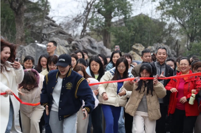 市城投集團(tuán)開展“團(tuán)結(jié)一心 拼搏進(jìn)取 奮戰(zhàn)2025”迎新年登山、健步走活動(dòng)